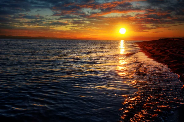 Onda Che Infrange Una Spiaggia Sabbiosa All Alba — Foto Stock