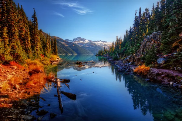 Brillante lago di montagna — Foto Stock