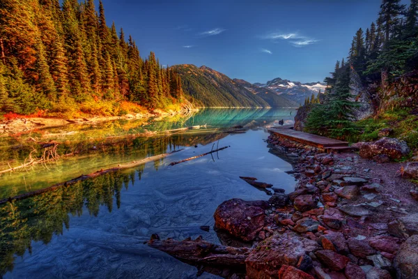 Brillante lago di montagna — Foto Stock