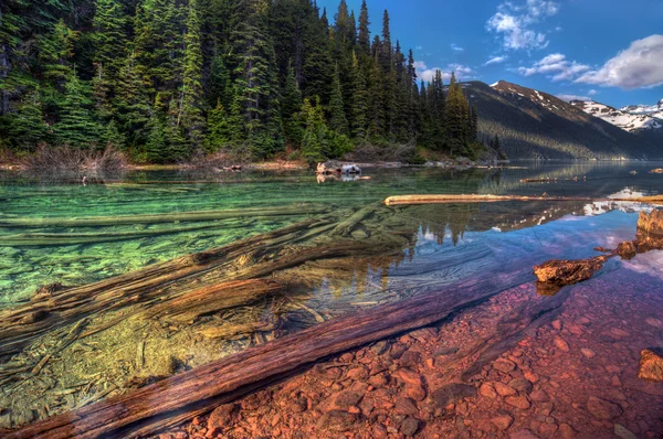 Lago de montaña brillante — Foto de Stock