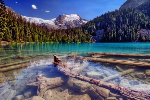 Lago de montanha coberto de neve — Fotografia de Stock