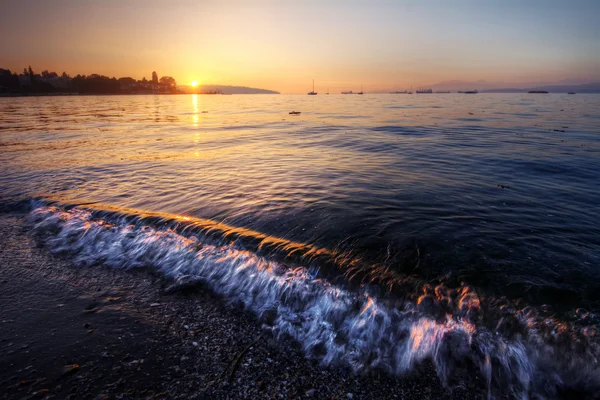 Golven langs de kust — Stockfoto