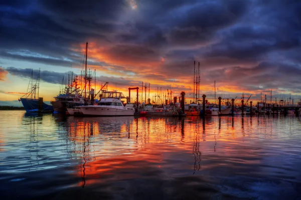 Boote legen im Werfthafen an — Stockfoto