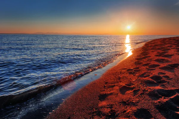 Теплий океан пляж схід сонця — стокове фото