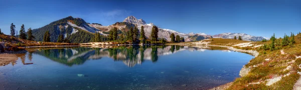 Panoramic view of the mountains and lake — Stock Photo, Image