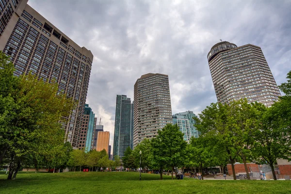 Urban park with the city skyline — Stock Image Urban park with the city skyline Royalty Free Stock Images