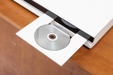 ahşap desk(table) beyaz Cd player ile empty(blank) Cd (mavi ışın, Dvd) beyaz izole..