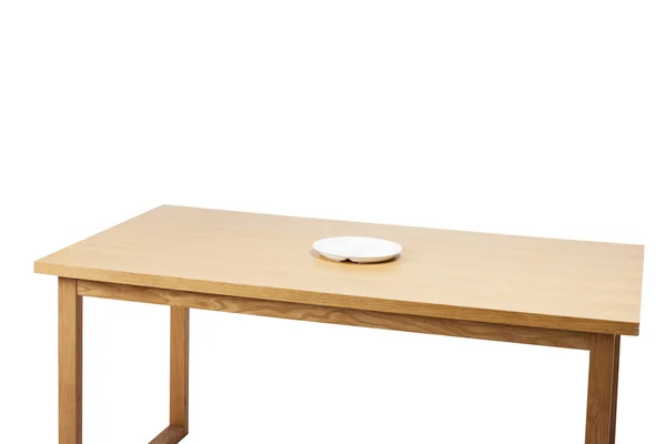 De houten desk(table) met witte schotel geïsoleerd wit. — Stockfoto