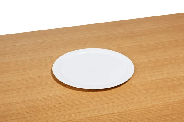 Le bureau en bois (table) avec plat blanc isolé blanc . — Photo