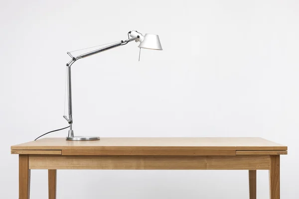 Hliníkové osvětlení stojí na dřevo desk(table) izolované bílé. — Stock fotografie