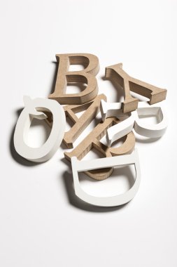 Beyaz ve kahverengi ahşap el sanatları alfabe için