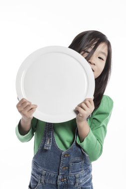 Beyaz bir çanak tutan bir girl(kid)