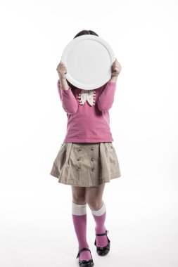 Beyaz bir çanak tutan bir girl(kid)