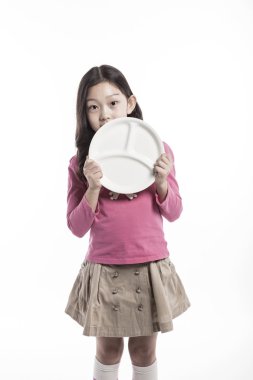 Beyaz bir çanak tutan bir girl(kid)