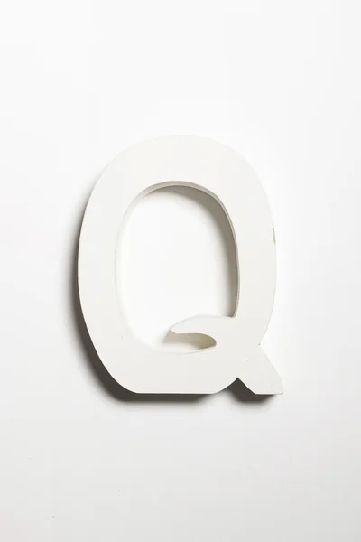 Корабль из белого дерева для алфавита "Q" — стоковое фото
