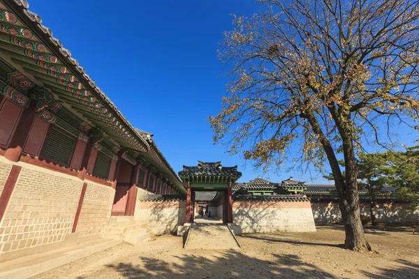 Korean traditional wood house in royal palace in seoul, korea. — Stock Photo, Image