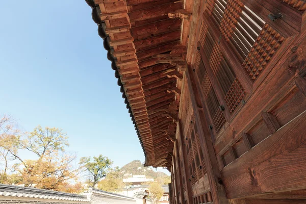 Coreano tradicional real palácio 'Gyeongbokgung' telhado de perto — Fotografia de Stock