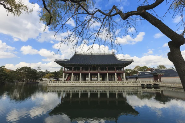 Casa de madera tradicional coreana palacio real en Seúl, Corea — Foto de Stock