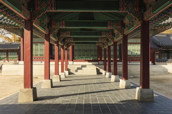 Koreai hagyományos királyi palota passage "Gyeongbokgung" (út, út, előszoba, folyosó) közelről — Stock Fotó