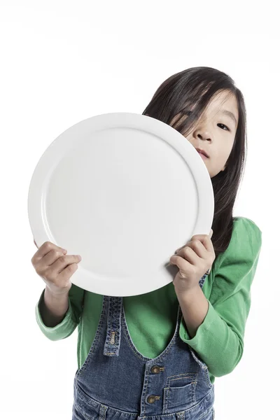 Une fille (enfant) tenant un plat blanc — Photo