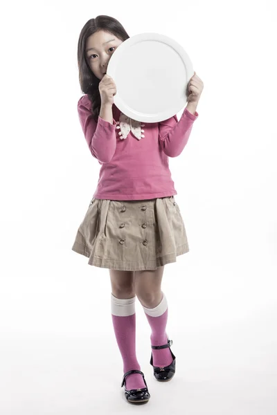 Μια girl(kid) κρατώντας ένα άσπρο πιάτο — Φωτογραφία Αρχείου