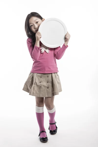 Een girl(kid) met een witte schotel — Stockfoto