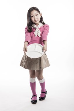 Beyaz bir çanak tutan bir girl(kid)