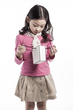 Bir çocuk giymiş pembe bluz, beyaz eşarp kese kağıdı ile.