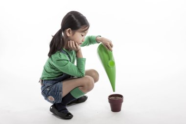 Aracı ve çiçek pot sulama ile bir çocuk