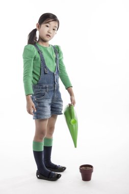 Aracı ve çiçek pot sulama ile bir çocuk