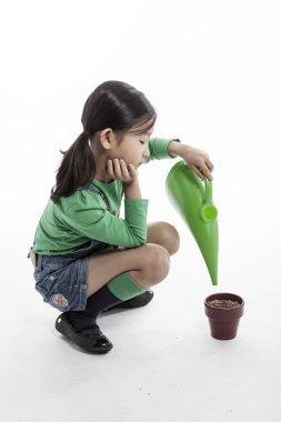 Aracı ve çiçek pot sulama ile bir çocuk