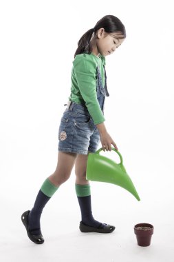 Aracı ve çiçek pot sulama ile bir çocuk