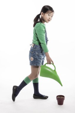 Aracı ve çiçek pot sulama ile bir çocuk