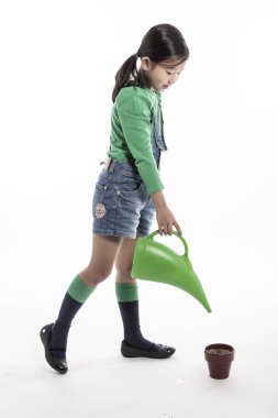 Aracı ve çiçek pot sulama ile bir çocuk