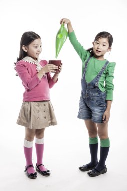 Aracı, pot sulama ile iki kids(girl)