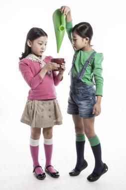 Aracı, pot sulama ile iki kids(girl)