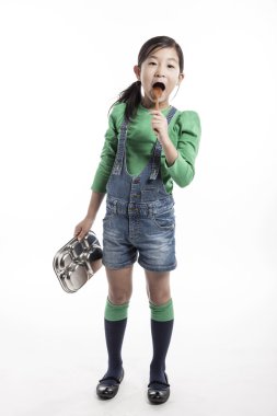 Bir çocuk yemek tepsisi ile mutfakta.