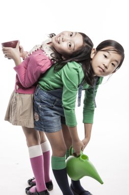 Aracı, pot sulama ile iki kids(girl)