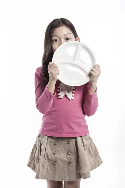 Μια girl(kid) κρατώντας ένα άσπρο πιάτο — Φωτογραφία Αρχείου
