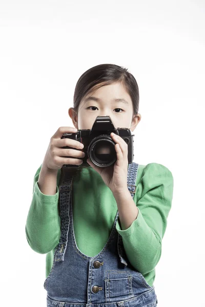 Una ragazza (bambino) tenere una macchina fotografica — Foto Stock