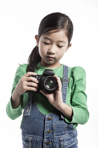 Una ragazza (bambino) tenere una macchina fotografica — Foto Stock