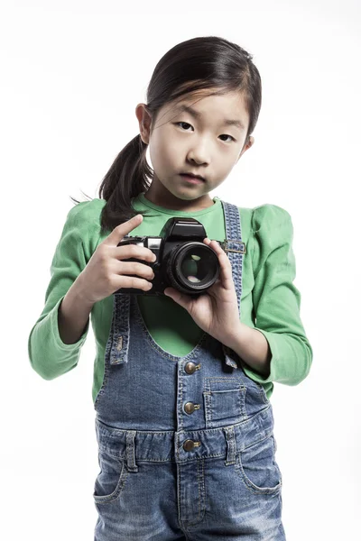 Uma menina (criança) segure uma câmera — Fotografia de Stock