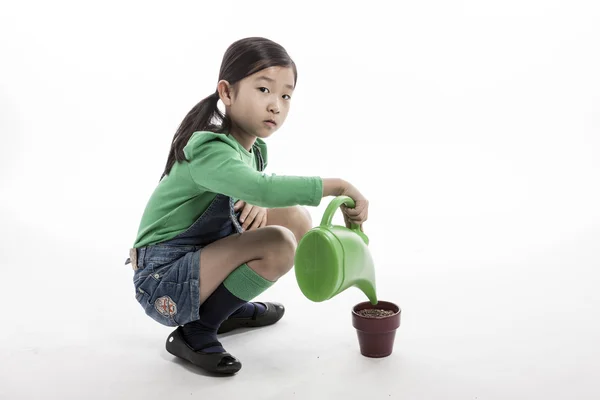 Ένα παιδί με πότισμα εργαλείο και λουλούδι ποτ — Φωτογραφία Αρχείου