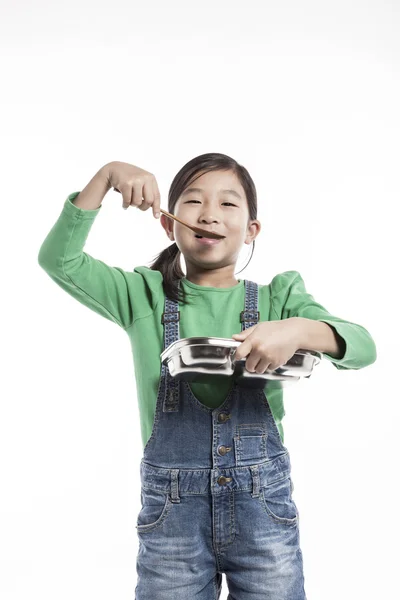 Ребенок на кухне с подносом для еды . — стоковое фото