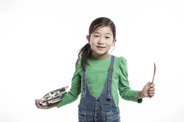 Dítě v kuchyni s talířku. — Stock fotografie
