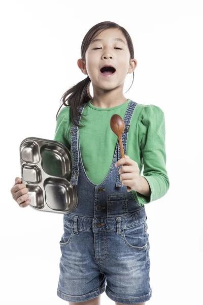 Ένα παιδί σε μια κουζίνα με κασέτα τροφίμων. — Φωτογραφία Αρχείου