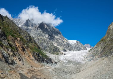dağ buzul kayalık bir tepe yamacında