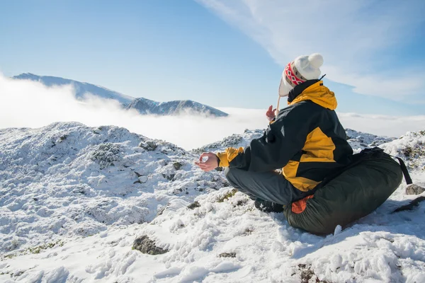 L düşünürken oturan ve dağlarda, meditasyon kız — Stok fotoğraf