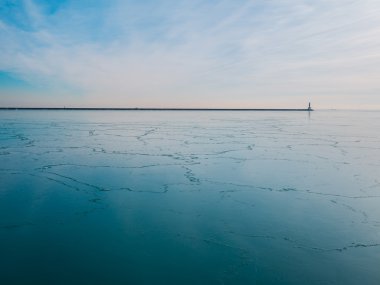 Donmuş göl ve deniz feneri
