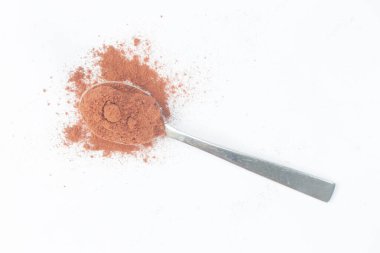 beyaz zemin üzerine Çikolata tozu